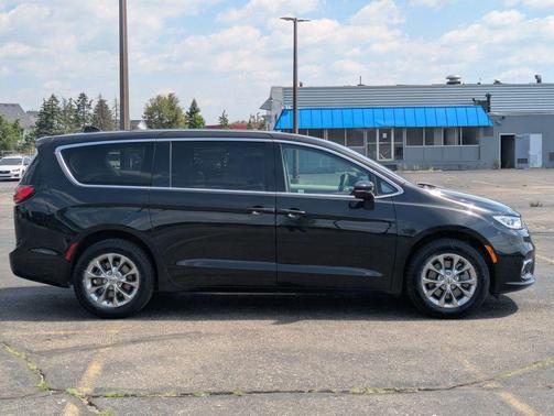Brilliant Black Crystal Pearlcoat 2023 Chrysler Pacifica Touring L