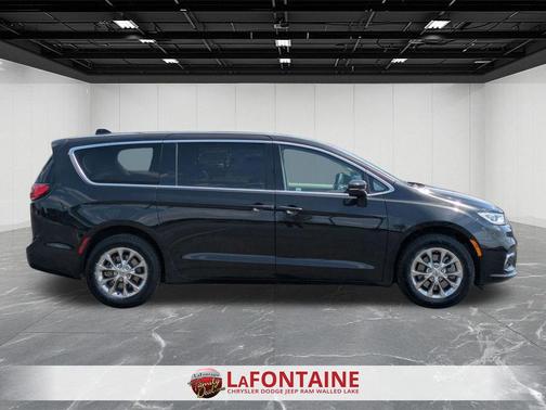 Brilliant Black Crystal Pearlcoat 2023 Chrysler Pacifica Touring L