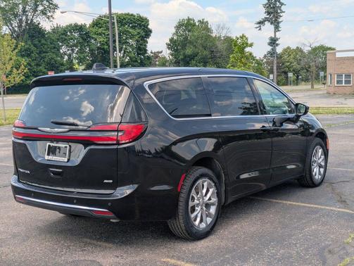 Brilliant Black Crystal Pearlcoat 2023 Chrysler Pacifica Touring L