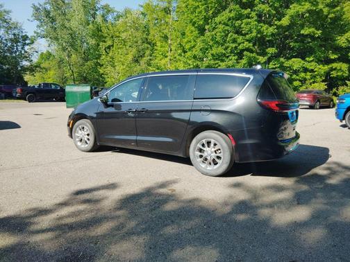 Brilliant Black Crystal Pearlcoat 2023 Chrysler Pacifica Touring L