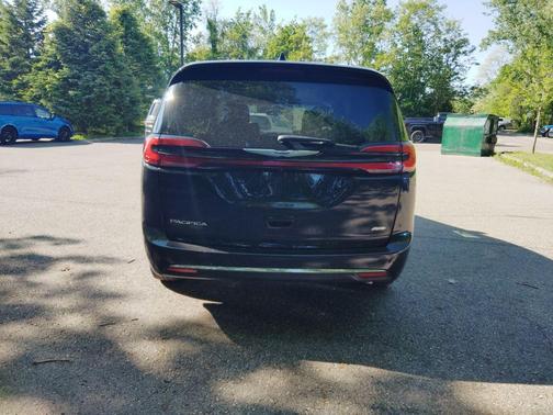 Brilliant Black Crystal Pearlcoat 2023 Chrysler Pacifica Touring L