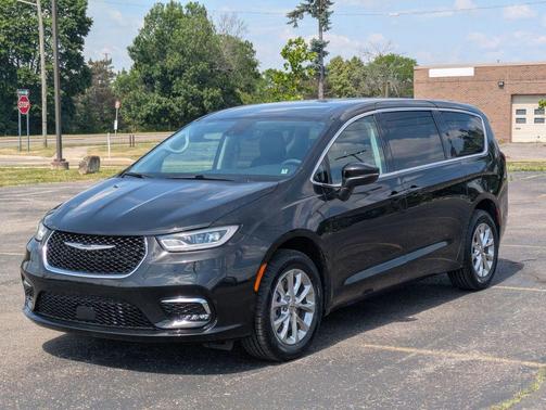 Brilliant Black Crystal Pearlcoat 2023 Chrysler Pacifica Touring L