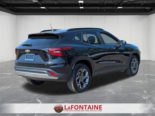 Mosaic Black Metallic 2025 Chevrolet Trax LT