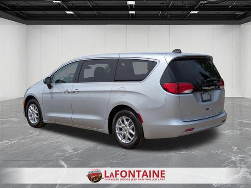 Silver Mist Clearcoat 2023 Chrysler Voyager LX