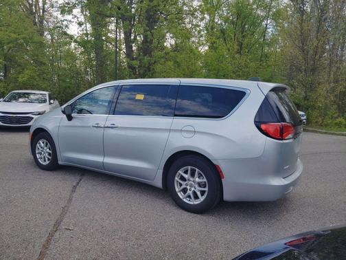 Silver Mist Clearcoat 2023 Chrysler Voyager LX
