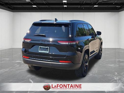 Diamond Black Crystal Pearlcoat 2024 Jeep Grand Cherokee Altitude