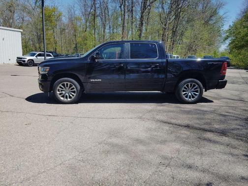 Diamond Black Crystal Pearlcoat 2023 RAM 1500 Laramie
