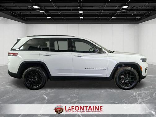 Bright White Clearcoat 2024 Jeep Grand Cherokee Altitude