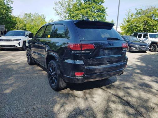 Diamond Black Crystal Pearlcoat 2018 Jeep Grand Cherokee Altitude