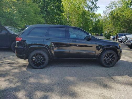 Diamond Black Crystal Pearlcoat 2018 Jeep Grand Cherokee Altitude