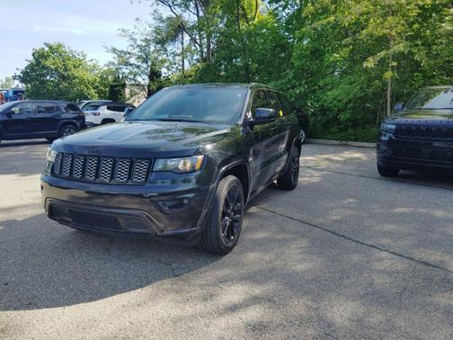 Diamond Black Crystal Pearlcoat 2018 Jeep Grand Cherokee Altitude