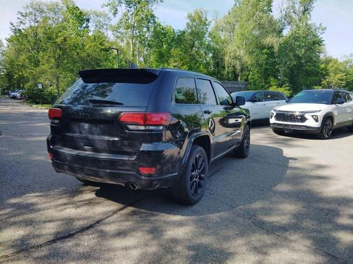 Diamond Black Crystal Pearlcoat 2018 Jeep Grand Cherokee Altitude