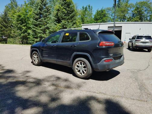 Brilliant Black Crystal Pearlcoat 2016 Jeep Cherokee Latitude