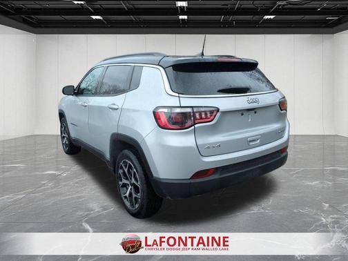 Silver Zynith Metallic Clearcoat 2025 Jeep Compass Limited