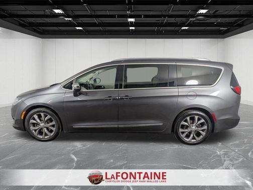 Granite Crystal Metallic Clearcoat 2018 Chrysler Pacifica Limited
