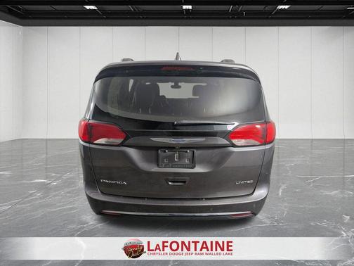 Granite Crystal Metallic Clearcoat 2018 Chrysler Pacifica Limited