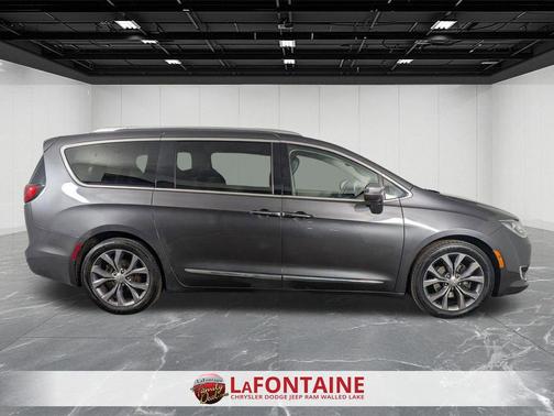 Granite Crystal Metallic Clearcoat 2018 Chrysler Pacifica Limited