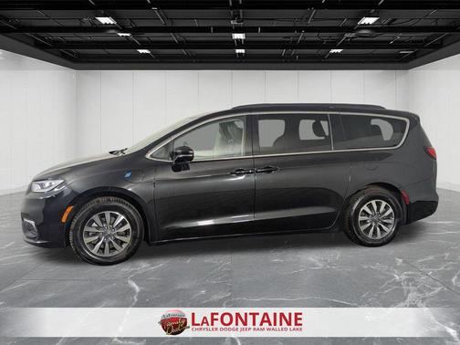 Brilliant Black Crystal Pearlcoat 2022 Chrysler Pacifica Hybrid Touring L