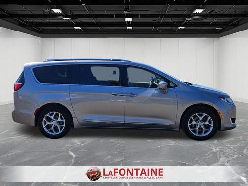 Billet Silver Metallic Clearcoat 2019 Chrysler Pacifica Touring L