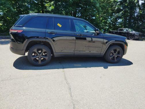 Diamond Black Crystal Pearlcoat 2024 Jeep Grand Cherokee Altitude