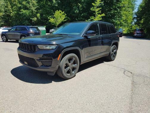 Diamond Black Crystal Pearlcoat 2024 Jeep Grand Cherokee Altitude