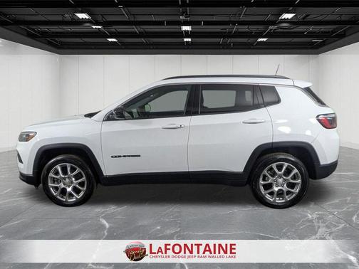 Bright White Clearcoat 2024 Jeep Compass Latitude Lux