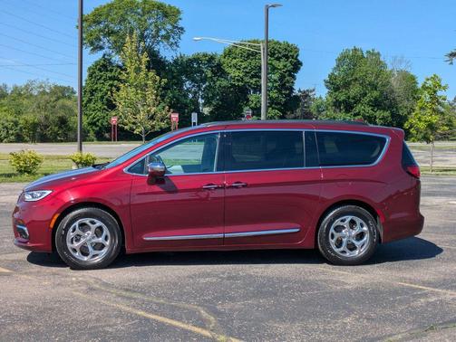 Velvet Red Pearlcoat 2022 Chrysler Pacifica Limited