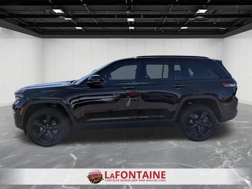 Diamond Black Crystal Pearlcoat 2024 Jeep Grand Cherokee Altitude