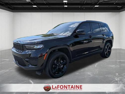 Diamond Black Crystal Pearlcoat 2024 Jeep Grand Cherokee Altitude