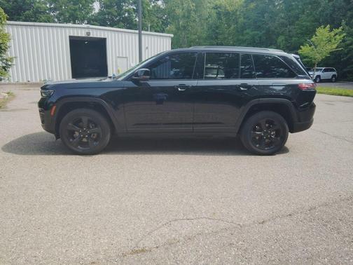 Diamond Black Crystal Pearlcoat 2024 Jeep Grand Cherokee Altitude