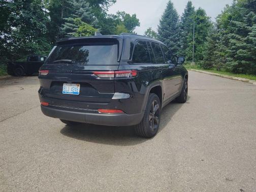 Diamond Black Crystal Pearlcoat 2024 Jeep Grand Cherokee Altitude