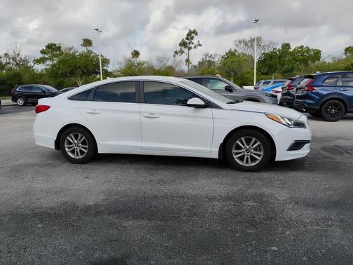 Quartz White Pearl 2016 Hyundai SONATA SE