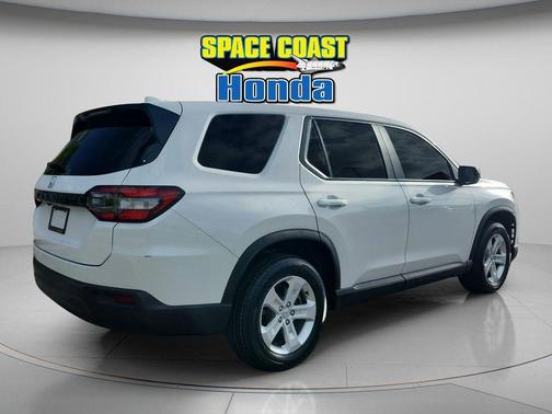 White 2023 Honda Pilot LX