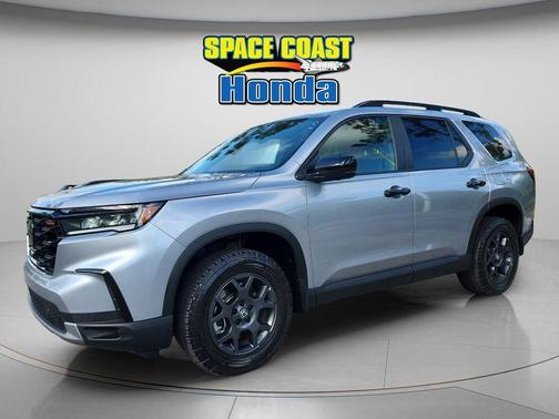 Lunar Silver Metallic 2025 Honda Pilot TrailSport