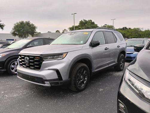 Lunar Silver Metallic 2025 Honda Pilot TrailSport