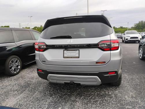 Lunar Silver Metallic 2025 Honda Pilot TrailSport