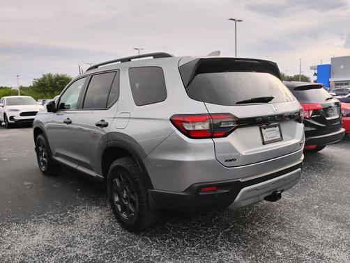 Lunar Silver Metallic 2025 Honda Pilot TrailSport