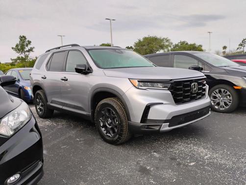 Lunar Silver Metallic 2025 Honda Pilot TrailSport