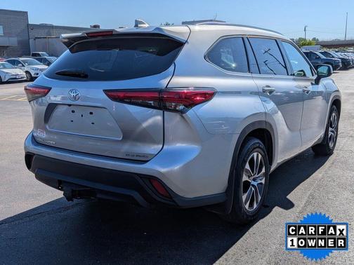 Celestial Silver Metallic 2021 Toyota Highlander XLE