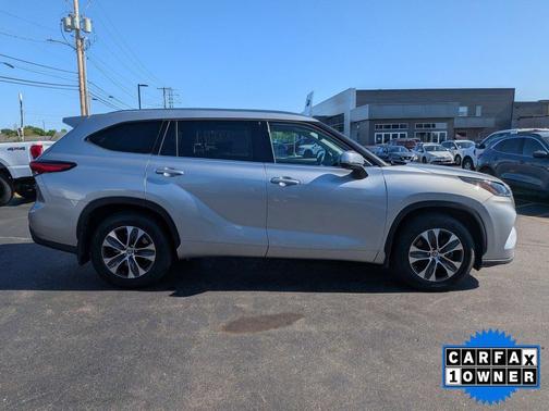 Celestial Silver Metallic 2021 Toyota Highlander XLE