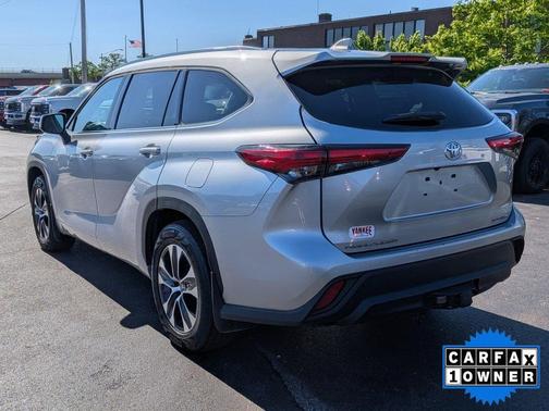 Celestial Silver Metallic 2021 Toyota Highlander XLE