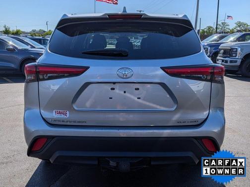 Celestial Silver Metallic 2021 Toyota Highlander XLE