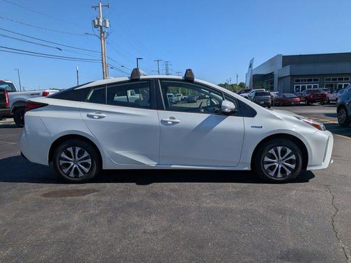 Blizzard Pearl 2020 Toyota Prius LE