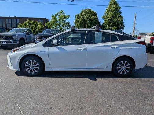 Blizzard Pearl 2020 Toyota Prius LE