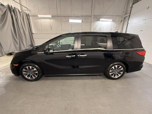 Crystal Black Pearl 2023 Honda Odyssey EX-L