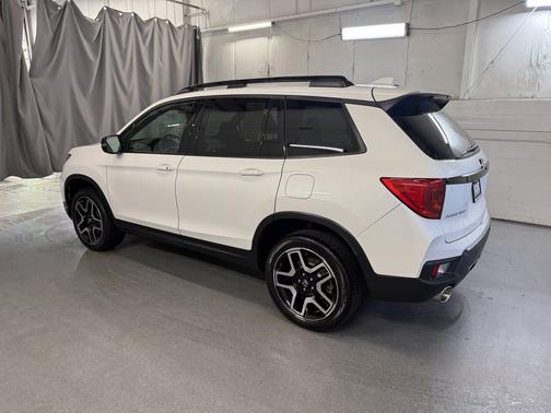 Platinum White Pearl 2023 Honda Passport AWD Elite