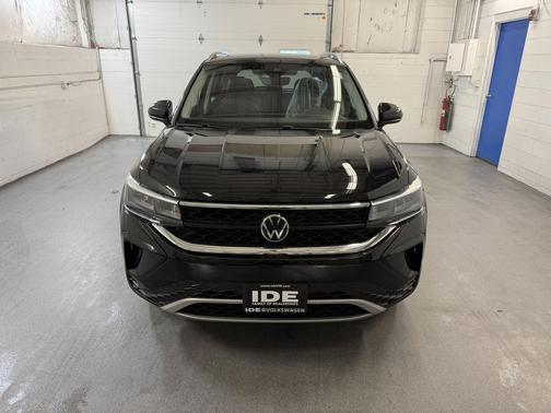 Deep Black Pearl 2023 Volkswagen Taos 1.5T SE