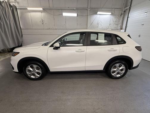 Platinum White Pearl 2023 Honda HR-V LX