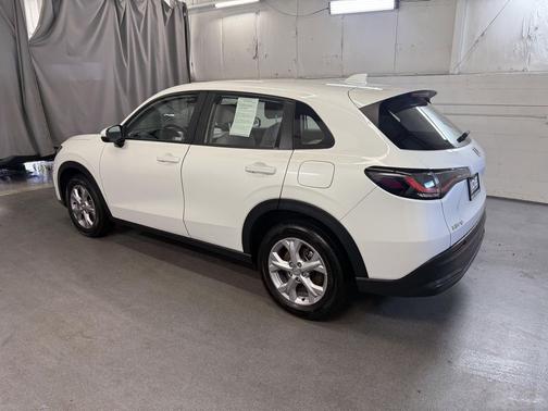 Platinum White Pearl 2023 Honda HR-V LX