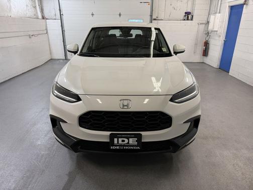 Platinum White Pearl 2023 Honda HR-V LX